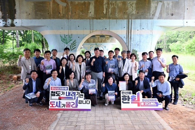 지난 21일 이민근 안산시장(두 번째 줄 가운데)이 간부 공무원들과 함께 현장회의를 진행하며 기념촬영을 하고 있다. 사진=안산시