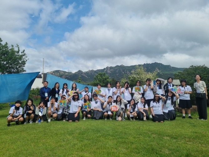 지난 19일 중국 후저우시 행지중학교 학생 14명을 초청해 청소년 문화교류 홈스테이 프로그램을 진행하며 단체사진 촬영하고 있다. 사진=전남 영암군