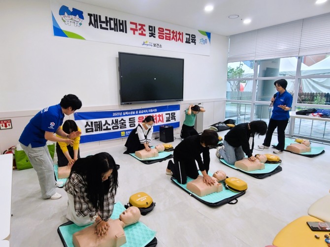 최근 장성군 관계자들이 가족행복센터에서 응급처치 교육을 실시하고 있다.  사진=전남 장성군