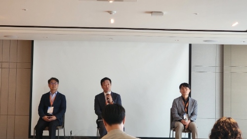왼쪽부터 김대수 HLB뉴로토브 대표와 김도연 HLB제넥스 대표, 심경재 HLB펩 대표가 기자간담회 후 기자질의를 받고 있다. 사진=글로벌이코노믹 이재현 기자