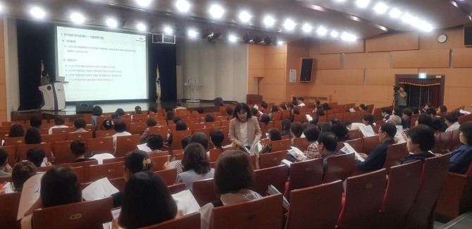 지난 21일 부평구청에서 장기요양기관 종사자 교육하는 모습. 사진=부평구