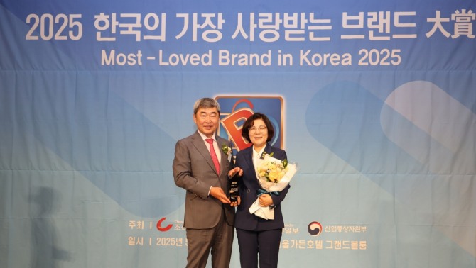 김보라 안성시장(오른쪽)이  ‘한국의 가장 사랑받는 브랜드 대상’ 수상 후 기념 촬영을 하고 있다. 사진=안성시