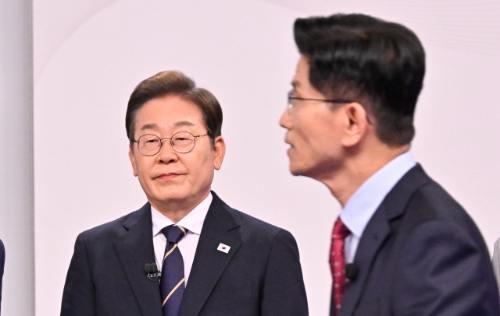 국민의힘 김문수·더불어민주당 이재명 대선후보가 18일 서울 마포구 상암동 SBS 프리즘센터 스튜디오에서 열린 제21대 대선 1차 후보자 토론회에 참석해 시작을 기다리고 있다. 사진=연합뉴스/국회기자단