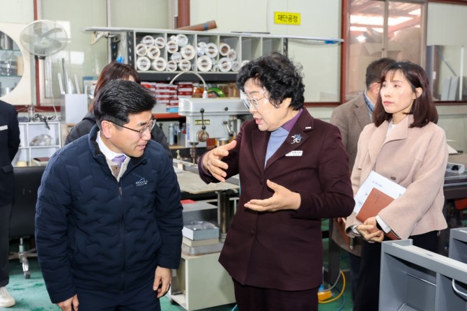 김경희 이천시장(가운데)이 관내 기업 지코빌을 방문해 관계자들과 소통하고 있다. 사진=이천시