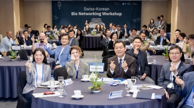 이재준 수원시장(앞줄 오른쪽 2번째)과 워크숍 참석자들이 함께하고 있다. 사진=수원시