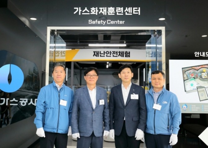 김환용 한국가스공사 안전기술부사장(왼쪽 두 번째)이 21일 평택 액화천연가스(LNG) 기지 내 훈련센터에서 실내 체험관 개관식에 참석, 관계자들과 기념 촬영을 하고 있다. 사진=한국가스공사