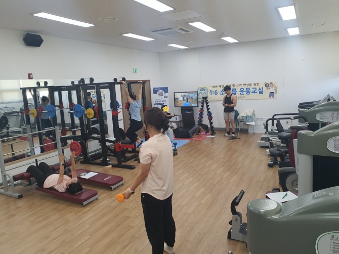 전보성군, ‘의료600 ‘1:6 소그룹 운동 교실’ 성황_보성군보건소, 체육지도자와 참여자들이 근력 운동을 하고 있다./ 전남 보성군=제공