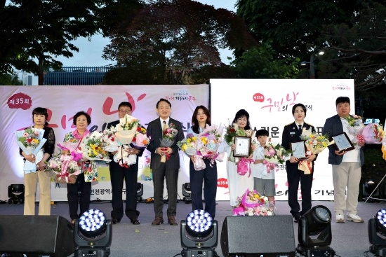지난 22일 동구 제35회 구민의 날 기념식에서 유공자들에게 시상하고 있는 모습. 사진 제공=동구