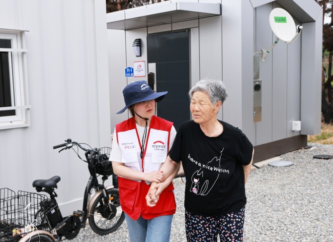 희망브리지 전국재해구호협회 직원이 청송 산불 피해로 ‘희망하우스’에 입주한 이재민 어르신과 대화를 나누고 있다.  /사진=희망브리지