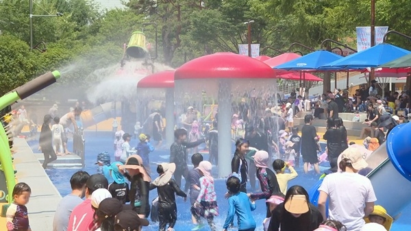 지난해 개장한 정관 윗골공원 야외 물놀이장에서 어린이와 주민들이 물놀이를 즐기고 있다. 사진=기장군