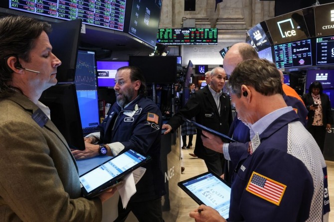 2025년 4월 14일 미국 뉴욕시 뉴욕증권거래소(NYSE)에서 트레이더들이 현장에서 일하고 있다. 사진=로이터