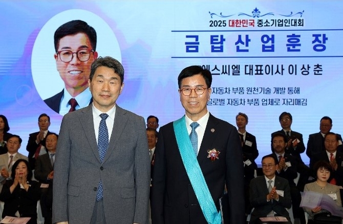 지난 23일 영등포구 여의도 중소기업 중앙회 KBIZ홀에서 열린 ‘2025년 대한민국 중소기업인대회’에서 ㈜에스씨엘 이상춘 대표이사(오른쪽)가 '금탑산업훈장'을 수상하고 이주호 대통령 권한대행 부총리 겸 교육부 장관과 기념촬영하고 있다.