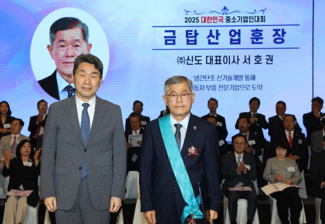 지난 23일 ㈜신도 서호권 대표(오른쪽)가 국가산업 발전에 이바지한 공로를 인정받아 금탑산업훈장 수상을 하고 이주호 대통령 권한대행 부총리 겸 교육부 장관과 기념촬영하고 있다. 