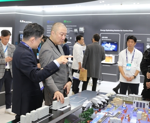 구자은 LS그룹 회장이 3월 서울 강남구 코엑스에서 열린 '인터배터리 2025'에 참석해 LS일렉트릭 부스를 둘러보고 있다. 사진=연합뉴스