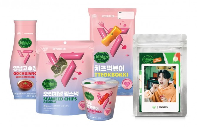 비비고 호텔 팝업에서 만나볼 수 있는 스페셜 패키지 비비고 제품과, 제품 구매 이벤트를 통해 받을 수 있는 비비고 I 세븐틴 스냅포토  /사진=CJ제일제당