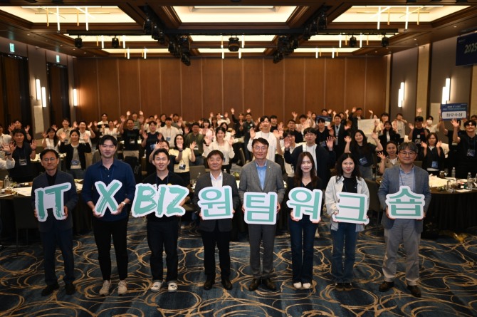 23일 열린 IT x BIZ 원팀 워크숍에서 박도성(왼쪽 네 번째) IT부문 부행장과 최운재(왼쪽 다섯 번째) 디지털전략사업부문 부행장 및 임직원들이 기념 촬영을 하고 있다. 사진=농혐은행