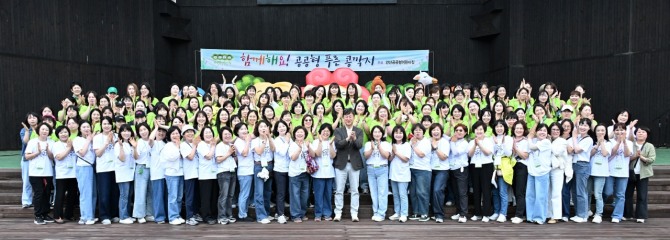 지난 24일 이민근 안산시장(첫번째 줄 가운데)을 포함한 안산시공공형어린이집연합회 관계자들이 푸른콩깍지 나눔행사를 마치고 기념촬영을 하고 있다. 사진=안산시 
