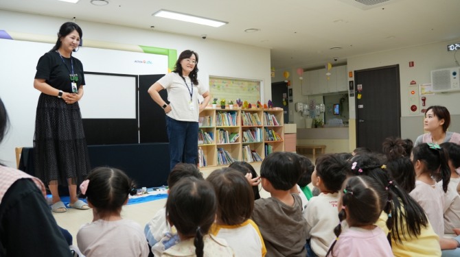 찾아가는 유아환경학교‘바다호수 시화호’에서 아이들이 시화호의 역사와 환경 이야기를 담은 인형극을 관람하고 있다. 사진=시흥시