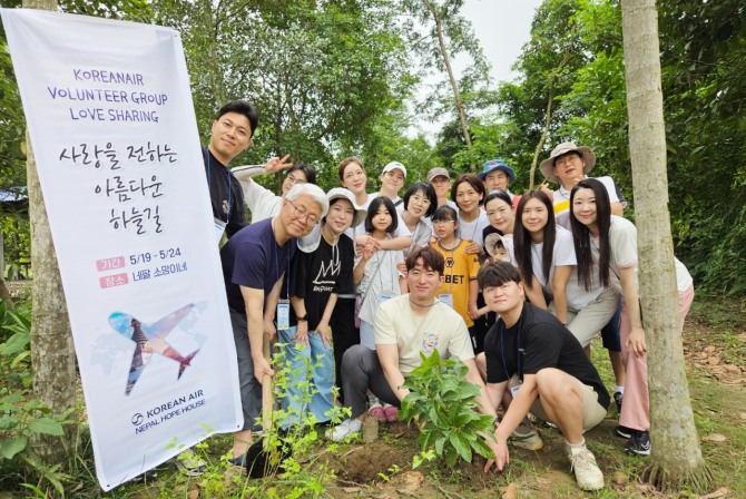 봉사활동에 참여한 대한항공 임직원과 가족들이 기념 촬영하고 있다. 사진=대한항공