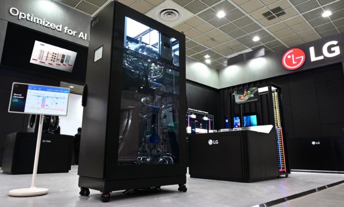 데이터센터 내 CPU·GPU 칩의 열을 직접 냉각시키는 액체냉각 솔루션인 LG전자 냉각수 분배 장치(CDU). 사진=LG전자