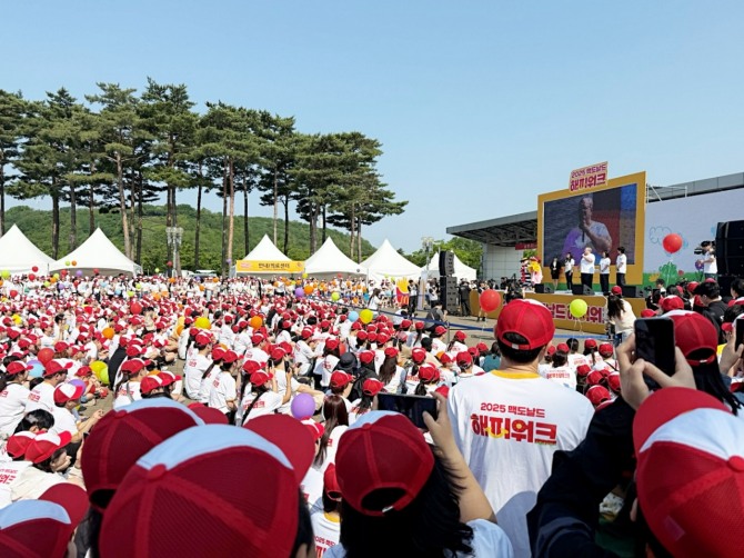 한국맥도날드는 지난 25일 서울 월드컵공원 평화광장에서 고객 참여형 기부 걷기 행사 ‘2025 맥도날드 해피워크’를 5000명의 참가자들과 함께 진행했다. 사진=김수식 기자