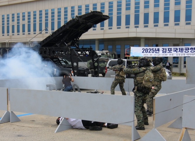 한국공항공사는 지난 23일 김포국제공항 계류장에서 유관기관 합동으로 '2025년도 김포국제공항 대테러 종합훈련'을 실시했다. 김포국제공항 계류장에서 대테러 종합훈련이 진행되고 있는 모습. 사진=공항공사