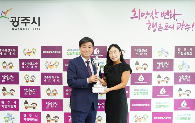 지난 25일 방세환 경기 광주시장(왼쪽)이  2025 Mr.&Ms.경기선발대회에서 수상한 박근혜 언론홍보팀장과 우승 기념촬영을 하고 있다. 사진=광주시