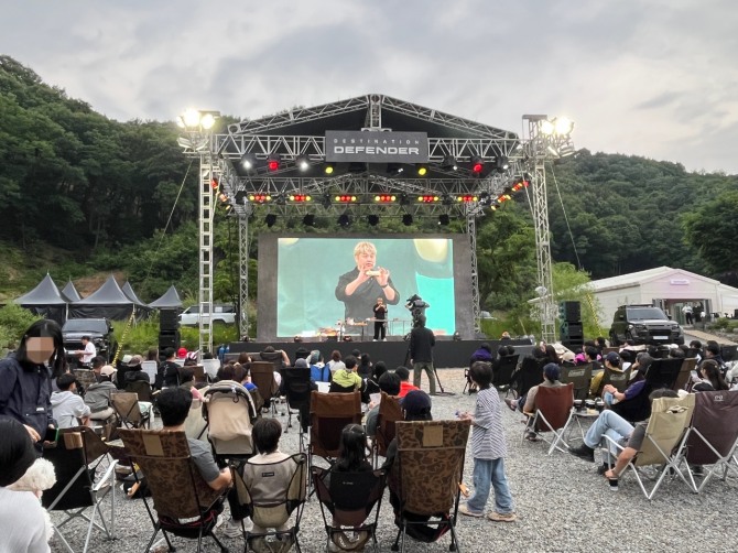 윤남노 셰프가 라이브 쿠킹쇼를 선보이고 있다. 사진=이정경 기자