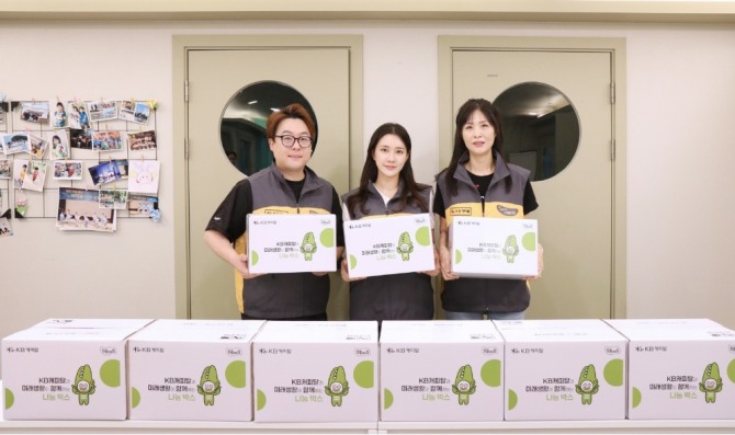 KB캐피탈과 관악구 지역아동센터 임직원들이 함께 여성 청소년들에게 전달하는 친환경 여성용품 키트인 ‘KB캐피탈 나눔박스’를 포장하고, 기념사진을 촬영하고 있다. 사진=KB캐피탈 제공.