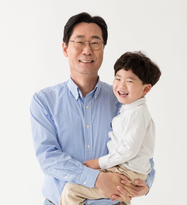 정명근 화성특례시장이 아이를 안고 있다. 사진=화성특례시