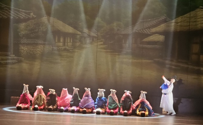 청주시립무용단 상임단원 김혜경 안무의 '콩쥐팥쥐'(2025)