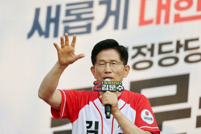 국민의힘 김문수 대선 후보가 26일 서울 도봉구 방학사거리에서 집중 유세를 하고 있다. 사진=연합뉴스
