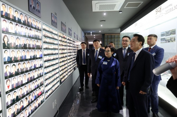 경기도의회 경기마루 방문객들이 전시 홍보관을 관람하고 있다. 사진=경기도의회 