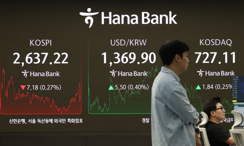 27일 오후 서울 중구 하나은행 딜링룸에서 딜러들이 업무를 하고 있다.사진=뉴시스