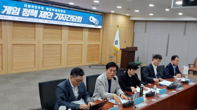 게임 정책 제안 기자간담회에서 조승래 의원이 발언하고 있다. 사진=이원용 기자