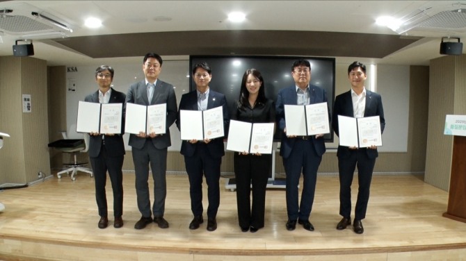 지난 21일 한국표준협회 퓨처밸류캠퍼스강남에서 열린 2025 서울특별시 품질분임조경진대회에서 수상자들이 기념촬영을 하고 있다. 사진=DB손보 제공.