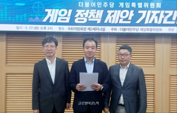 더불어민주당 게임특별위원회가 27일 국민의힘 김문수 대통령 후보에게 게임 질병 코드화에 대한 입장을 밝히라는 내용의 성명서를 발표했다. 왼쪽부터 위원회의 김정태·이장주·한승용 부위원장. 사진=이원용 기자