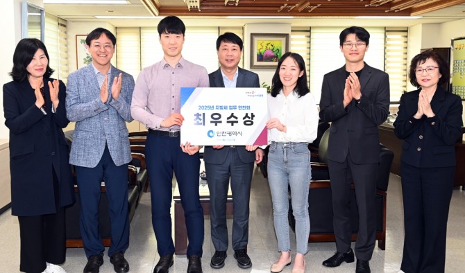차준택 부평구청장(가운데)이 성대훈 주무관에게 지방세 업무 연찬회 ‘최우수상’전달하고 있는 모습.  사진=부평구