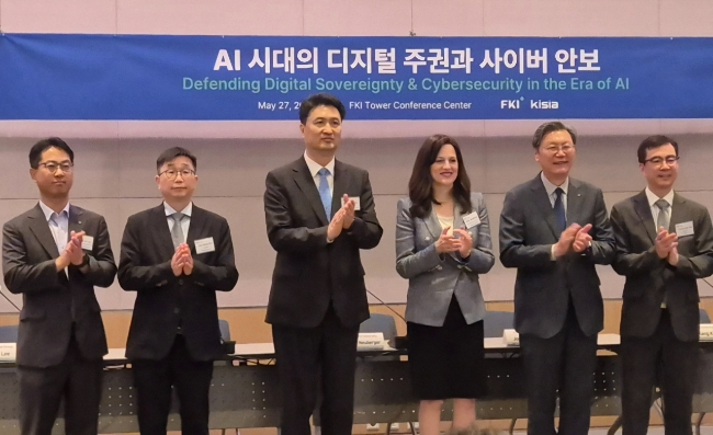 패널토론에서는 (사진 왼쪽부터) 이영주 신한금융지주 정보보호팀장과 김휘강 고려대 교수, 김상배 서울대 교수, 뉴버거 스탠퍼드대 교수, 임종인 고려대 정보보호대학원석좌교수, 김진수 한국정보보호산업협회 수석부회장이 참여했다, 사진=김지유 기자