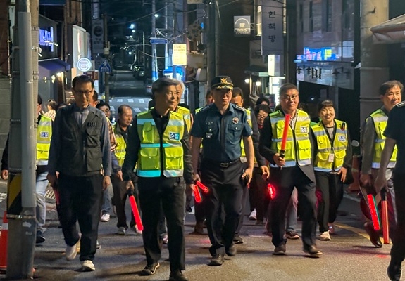 지난 27일 신경범 부산금정경찰서장(가운데)과 자율방범연합대·생활안전협의회 등 60여 명이 외국인 범죄예방 및 안전한 체류 환경 조성을 위한 야간 합동 순찰을 하고 있다. 사진=부산금정경찰서