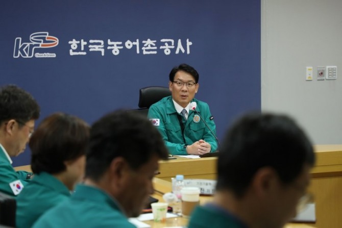 김인중 한국농어촌공사 사장이 26일 전남 나주 본사에서 재난 대응 점검을 하고 있다. 사진=한국농어촌공사