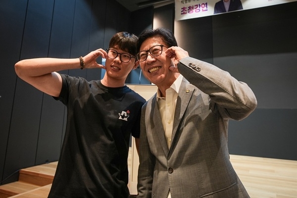 27일 박형준 부산시장(오른쪽)이 초청특강을 마치고 참여 학생과 기념촬영을 하고 있다. 사진=동아대학교