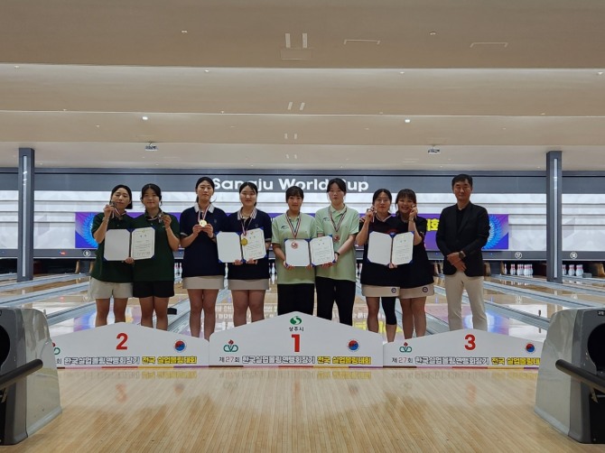 지난 27일 부평구 여자볼링수단 선수들과 관계자들이 획득한 메달을 목에 걸로 기념촬영을 하고 있다. 사진=부평구