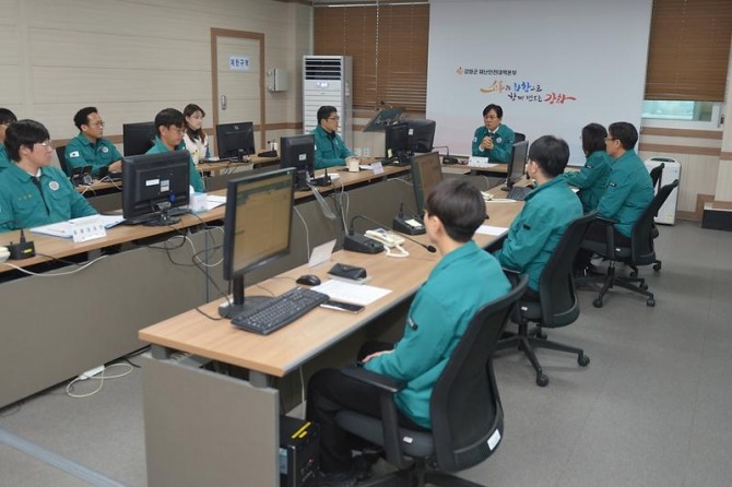 지난 27일 박용철 강화군수가 유관기관 직원들과 ‘재난안전통신망’구축을 위해 논의하고 있다. 사진=강화군