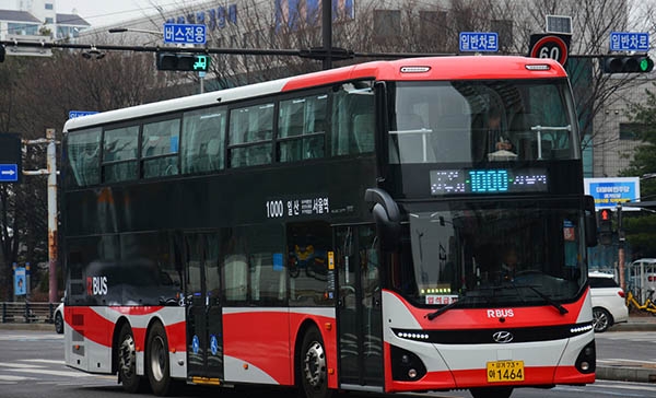 광역버스 1000번 2층 버스가 고양시 도로를 주행하는 모습. 사진=고양시