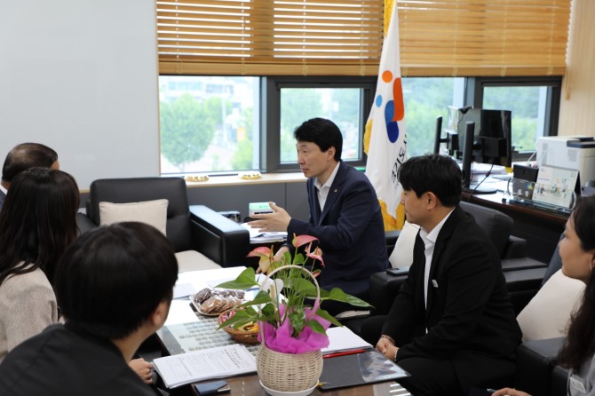 28일 김민철 경상원 원장(가운데)이 경기도주식회사 관계자들과 정담회를 진행하고 있다. 사진=경상원
