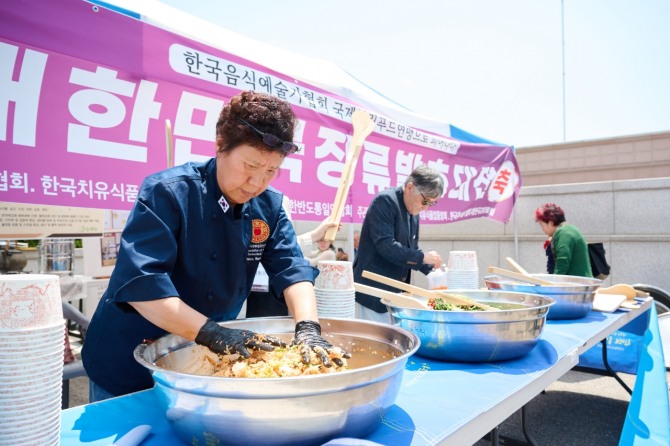 25일 개최한 양주시‘제7회 대한민국장류발효대전’에서 500인분 규모의 ‘통일비빔밥 나눔 행사를 진행하고 있다. 사진=양주시