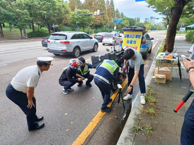 지난 28일 안산시 상록구청, 상록경찰서, 한국교통안전공단 관계자들이 함께 이륜차 소음 합동 특별단속을 진행하고 있다. 사진=안산시