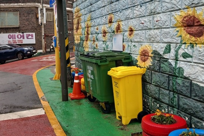 지난 28일 성남시 중원구 성남동 골목길 생활쓰레기 거점배출시설(거점보관함)에 소각용 쓰레기 보관함(초록색)과 음식물 쓰레기용 보관함(노란색)이 설치돼 있다. 사진=성남시