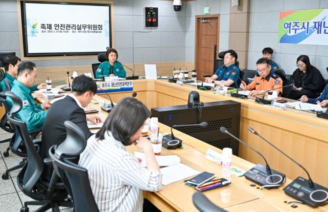 지난 27일 축제 관계자들이 재난상황실에 모여 지역 축제 안전 운영을 위한 안전관리실무위원회를 진행하고 있다. 사진=여주시